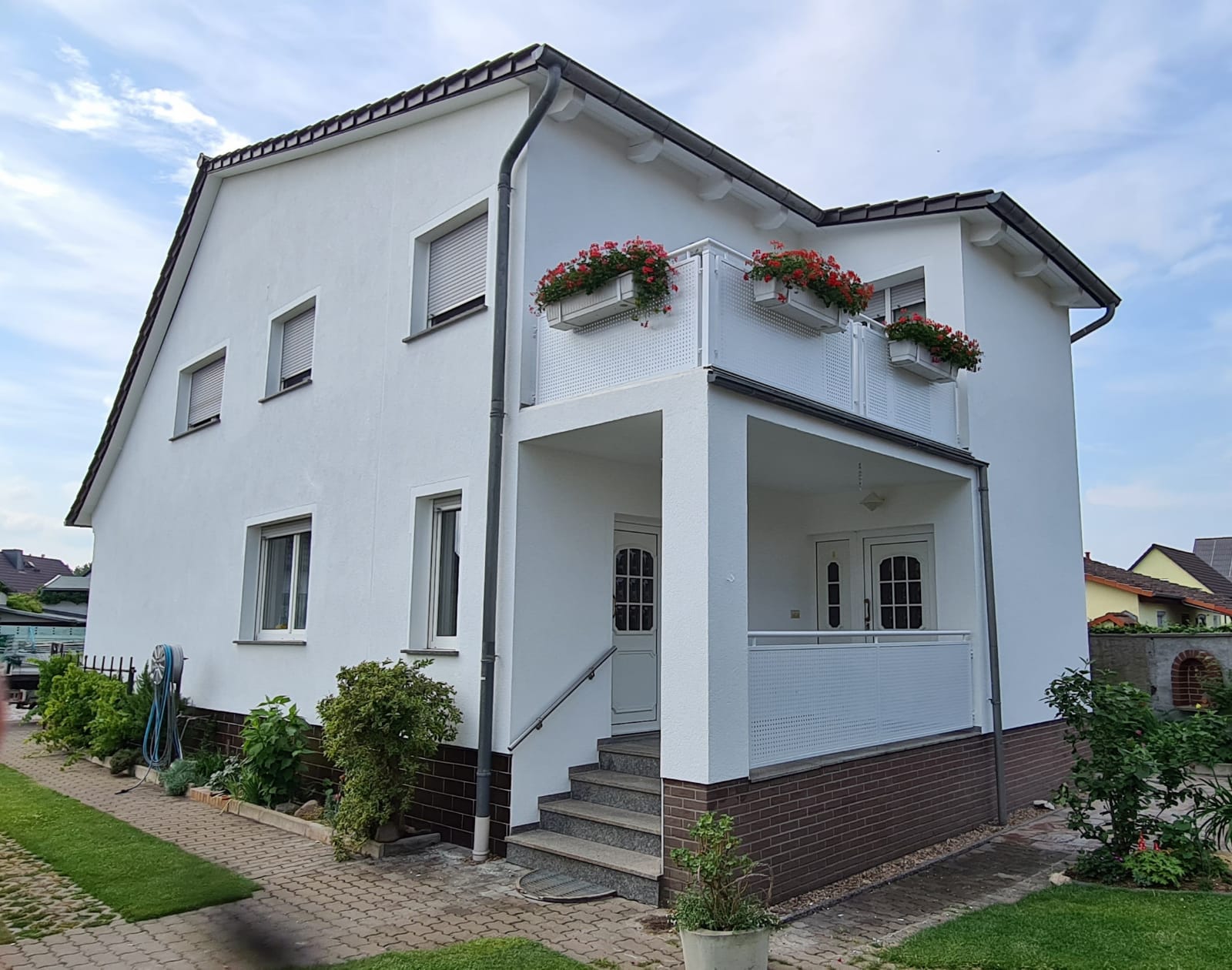 Fassadensanierung in Cottbus- Malerarbeiten Vorher-Nachher